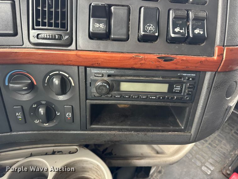 image for item DO2272 2010 Volvo VNL semi truck