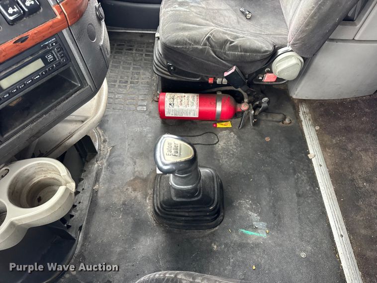 image for item DO2272 2010 Volvo VNL semi truck