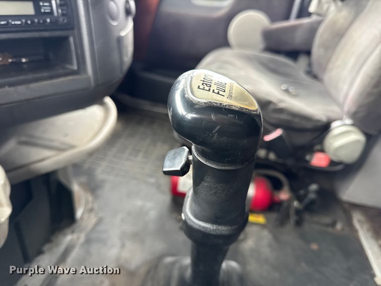 image for item DO2272 2010 Volvo VNL semi truck