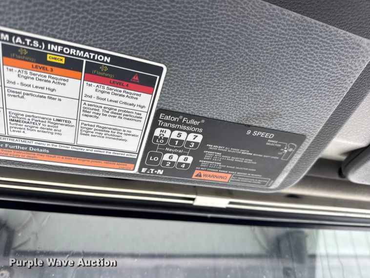 image for item DO2272 2010 Volvo VNL semi truck