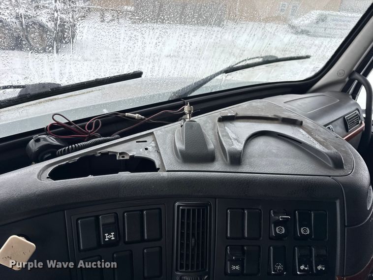 image for item DO2272 2010 Volvo VNL semi truck