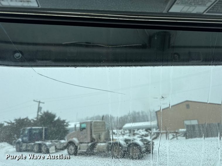 image for item DO2272 2010 Volvo VNL semi truck