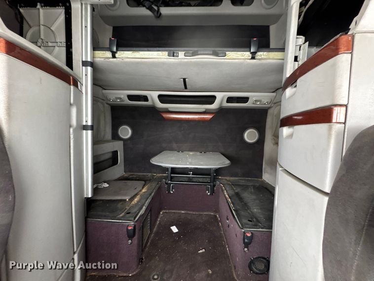 image for item DO2272 2010 Volvo VNL semi truck