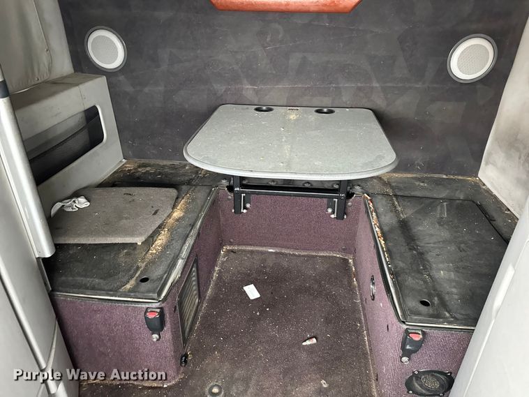 image for item DO2272 2010 Volvo VNL semi truck