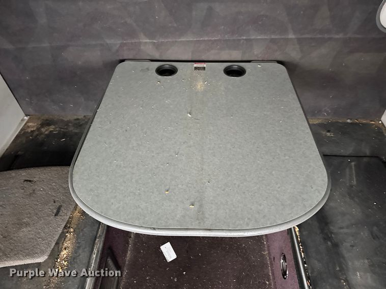 image for item DO2272 2010 Volvo VNL semi truck