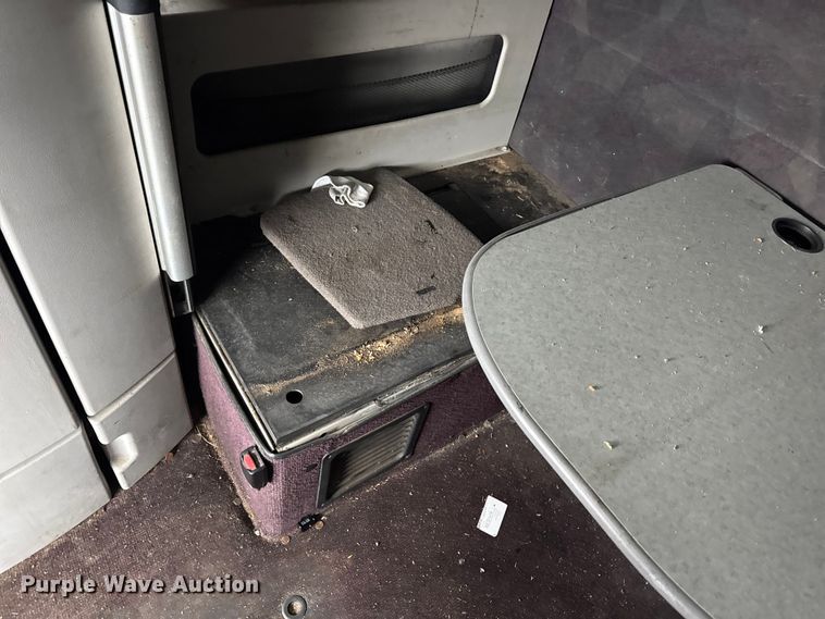 image for item DO2272 2010 Volvo VNL semi truck