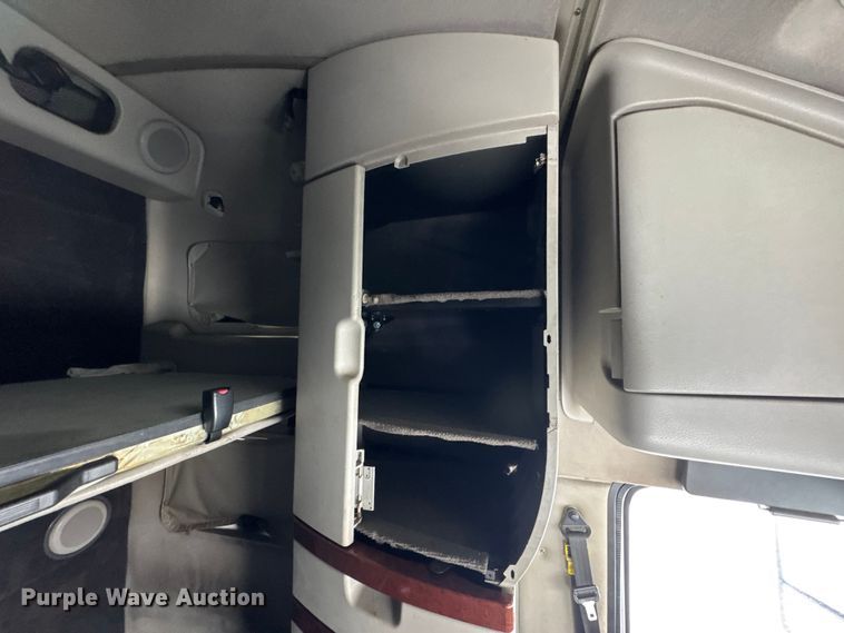 image for item DO2272 2010 Volvo VNL semi truck