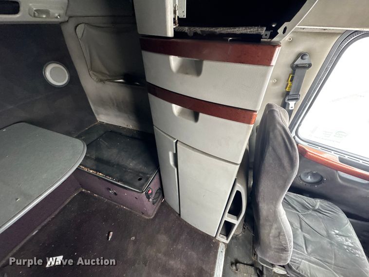 image for item DO2272 2010 Volvo VNL semi truck