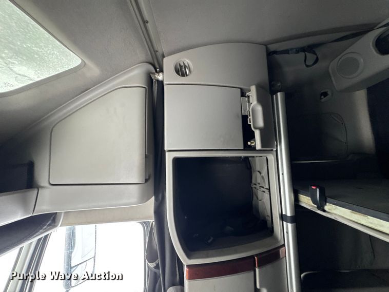 image for item DO2272 2010 Volvo VNL semi truck