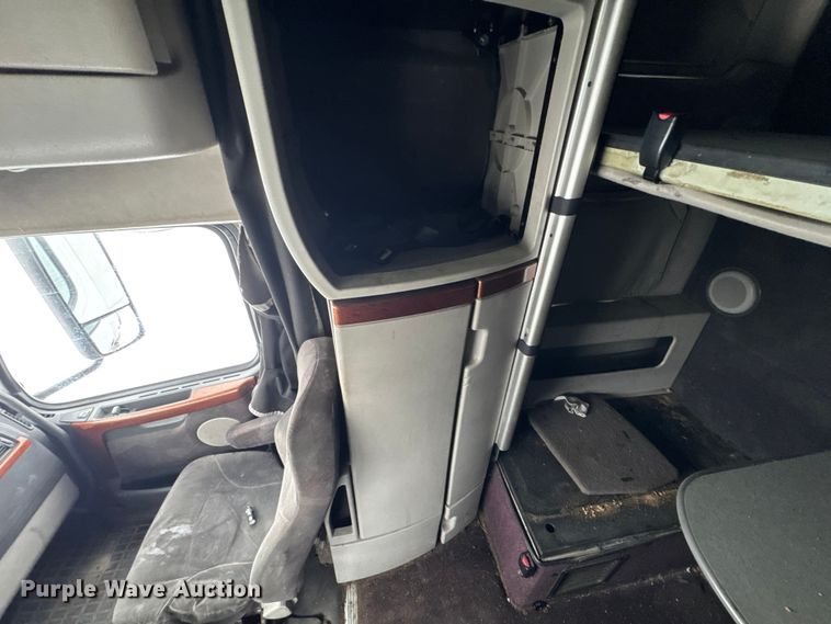 image for item DO2272 2010 Volvo VNL semi truck