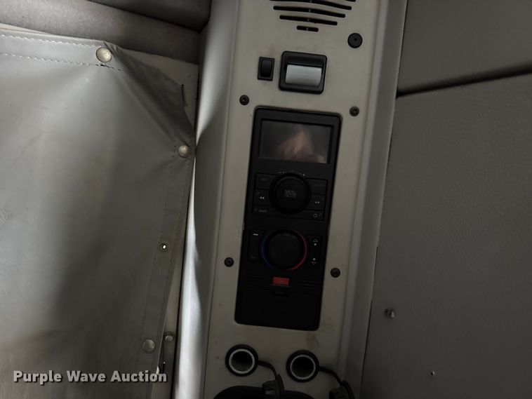 image for item DO2272 2010 Volvo VNL semi truck