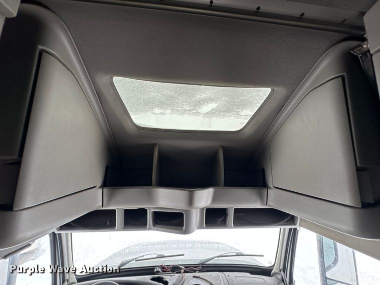 image for item DO2272 2010 Volvo VNL semi truck