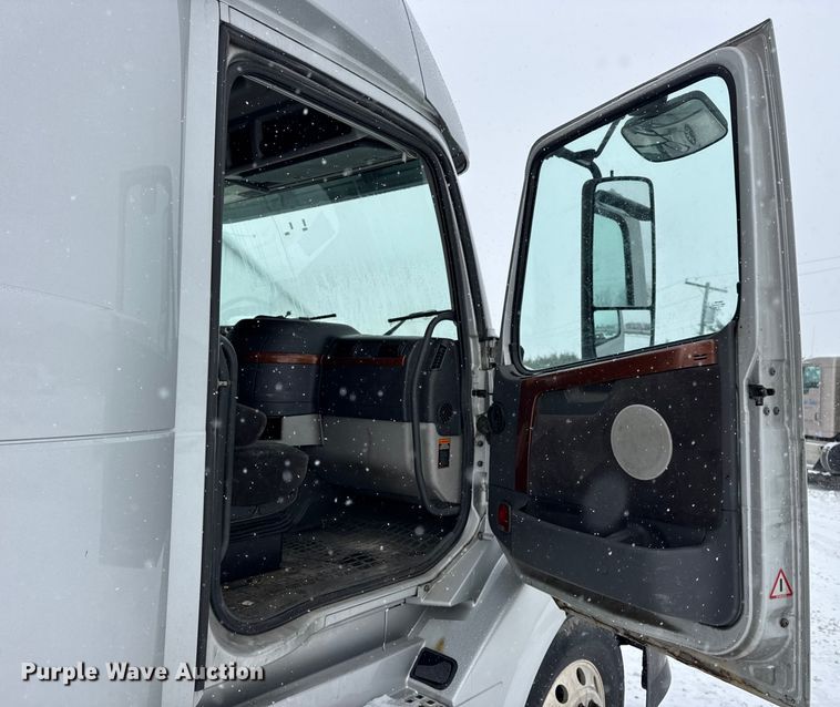 image for item DO2272 2010 Volvo VNL semi truck