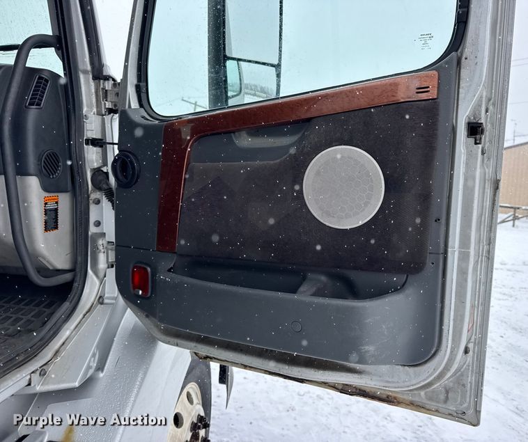 image for item DO2272 2010 Volvo VNL semi truck