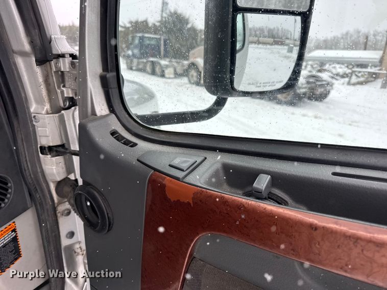 image for item DO2272 2010 Volvo VNL semi truck