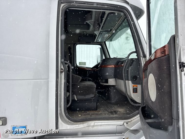 image for item DO2272 2010 Volvo VNL semi truck