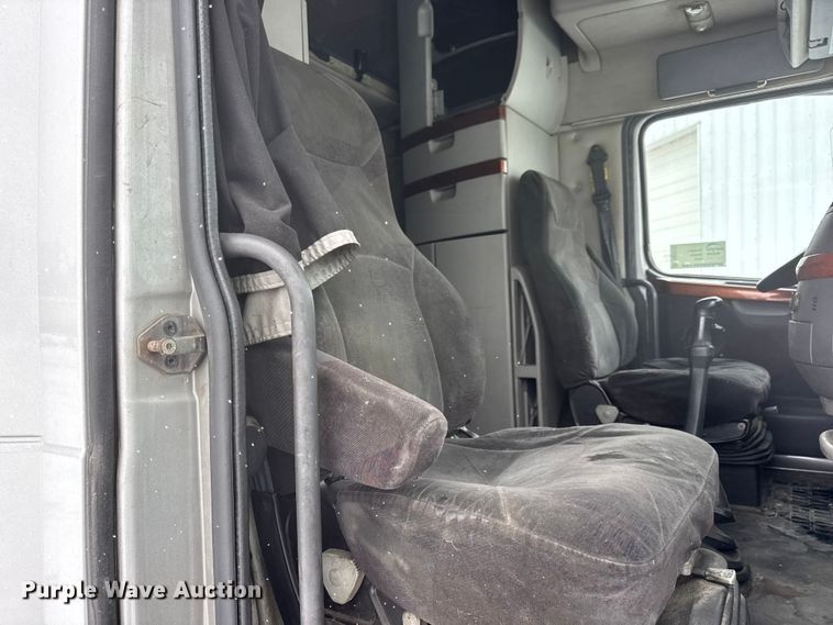 image for item DO2272 2010 Volvo VNL semi truck