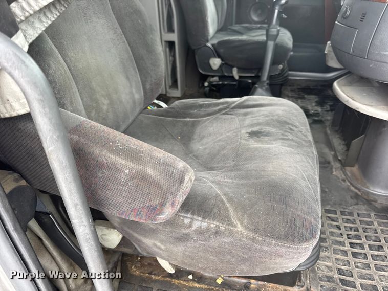 image for item DO2272 2010 Volvo VNL semi truck