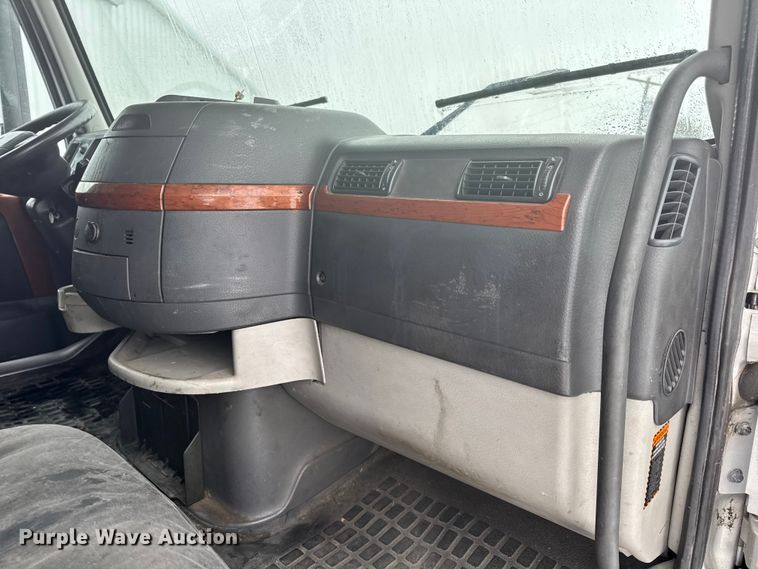 image for item DO2272 2010 Volvo VNL semi truck