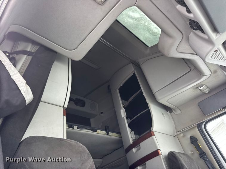 image for item DO2272 2010 Volvo VNL semi truck