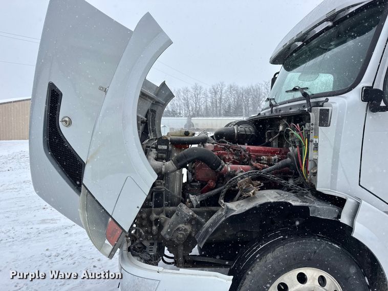 image for item DO2272 2010 Volvo VNL semi truck