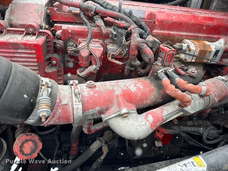 image for item DO2272 2010 Volvo VNL semi truck