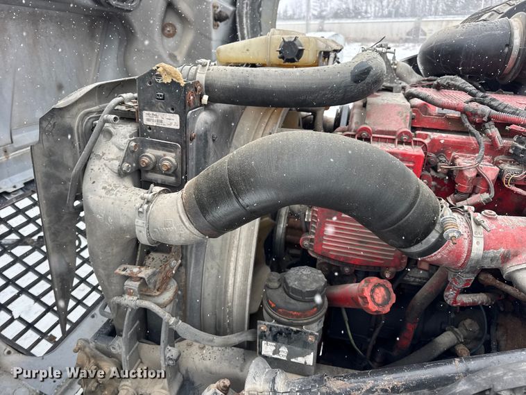 image for item DO2272 2010 Volvo VNL semi truck