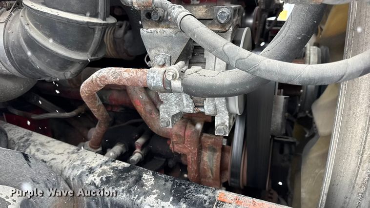 image for item DO2272 2010 Volvo VNL semi truck