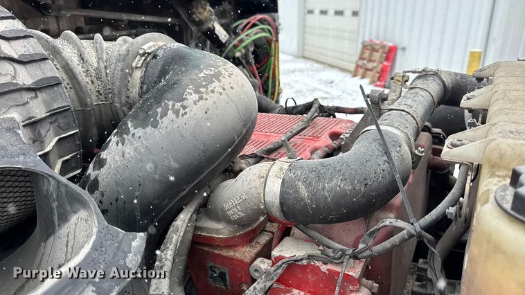 image for item DO2272 2010 Volvo VNL semi truck