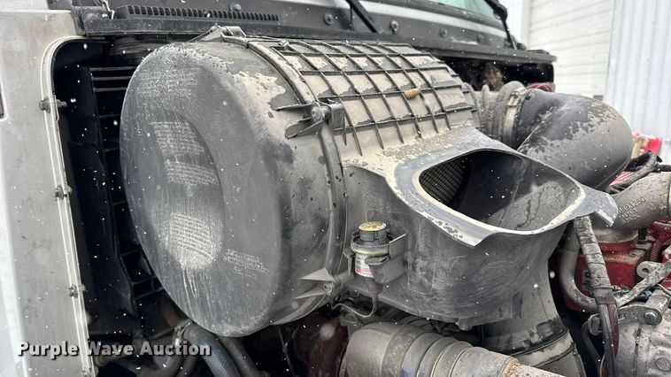 image for item DO2272 2010 Volvo VNL semi truck