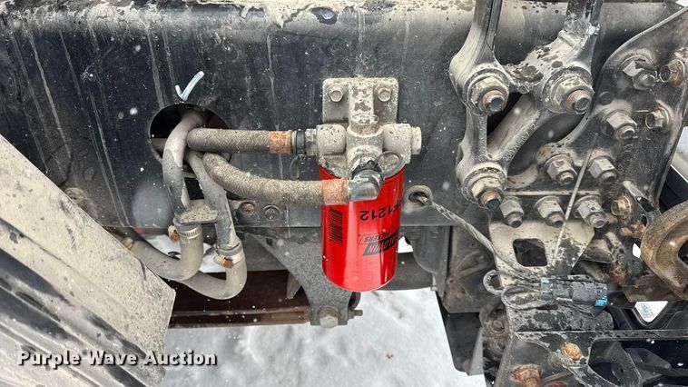 image for item DO2272 2010 Volvo VNL semi truck