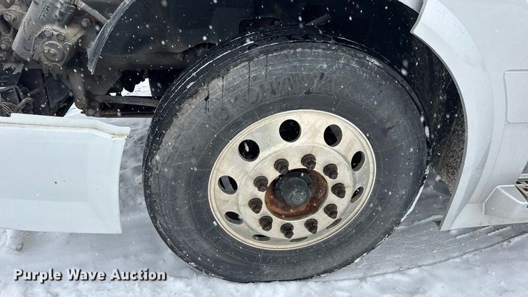 image for item DO2272 2010 Volvo VNL semi truck