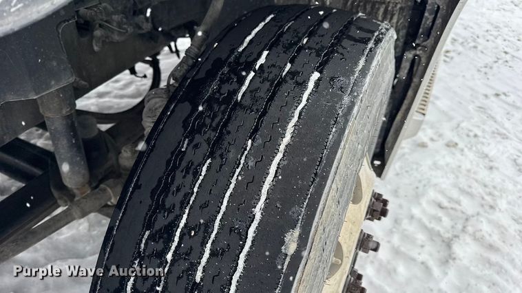 image for item DO2272 2010 Volvo VNL semi truck