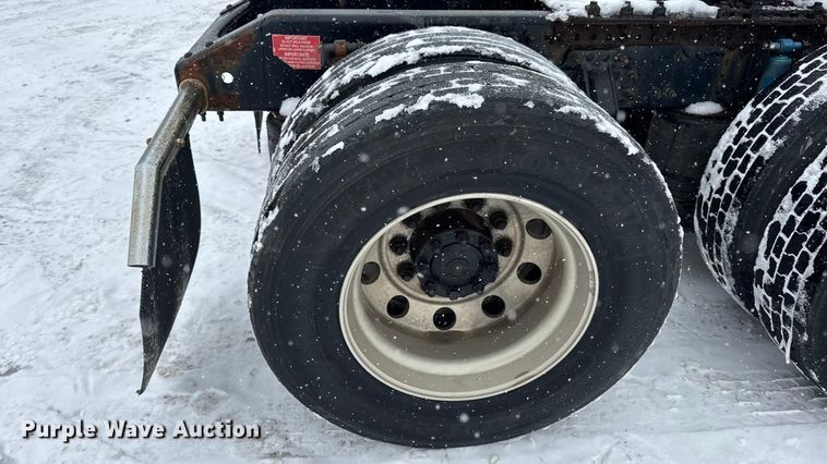 image for item DO2272 2010 Volvo VNL semi truck