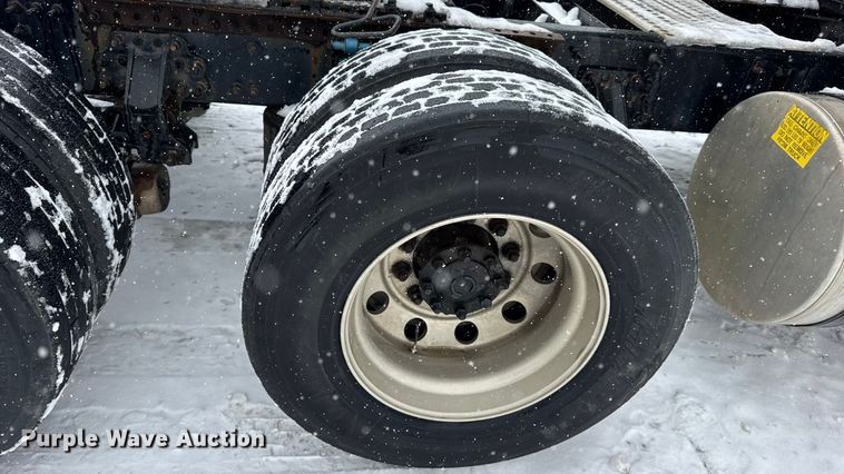 image for item DO2272 2010 Volvo VNL semi truck