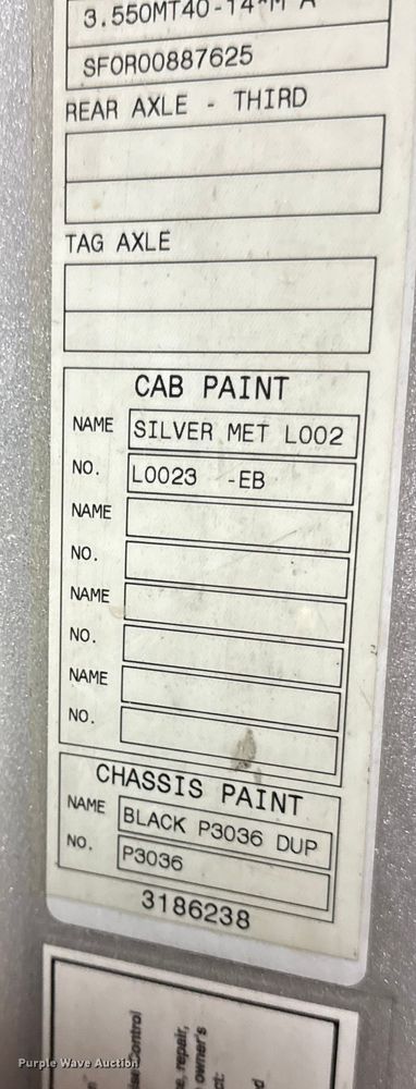 image for item DO2272 2010 Volvo VNL semi truck