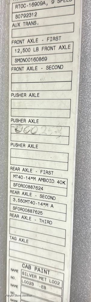 image for item DO2272 2010 Volvo VNL semi truck