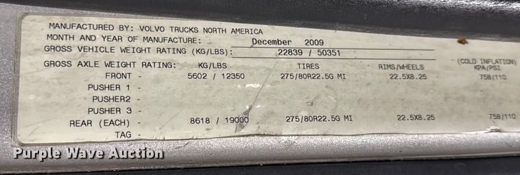 image for item DO2272 2010 Volvo VNL semi truck