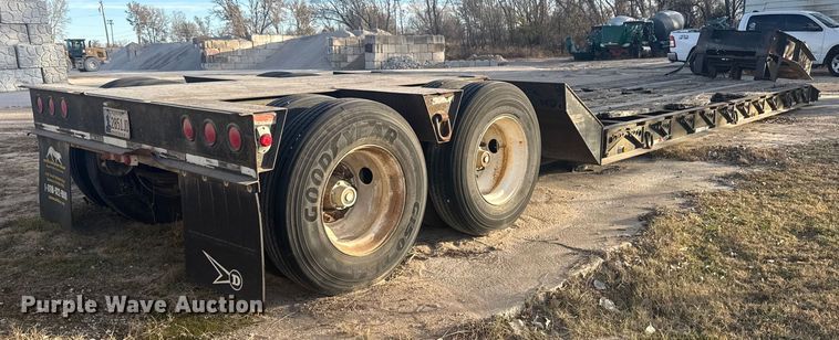 image for item DQ4178 2004 Witzco Challenger RG-35 drop deck equipment trailer