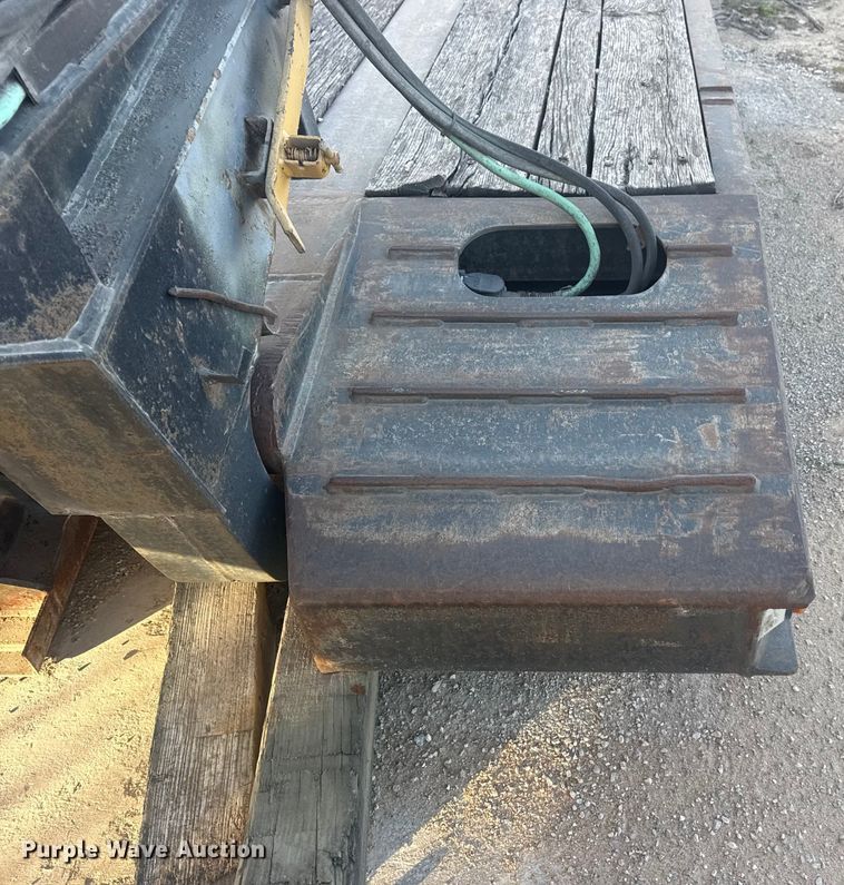 image for item DQ4178 2004 Witzco Challenger RG-35 drop deck equipment trailer