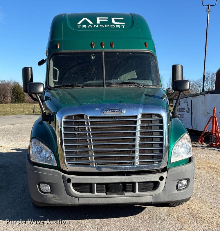 image for item DT0007 2016 Freightliner Cascadia semi truck