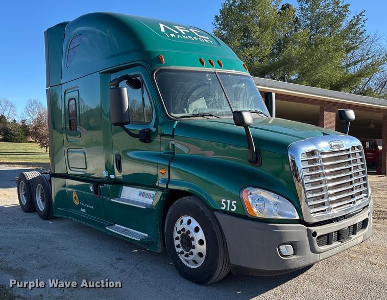 image for item DT0007 2016 Freightliner Cascadia semi truck