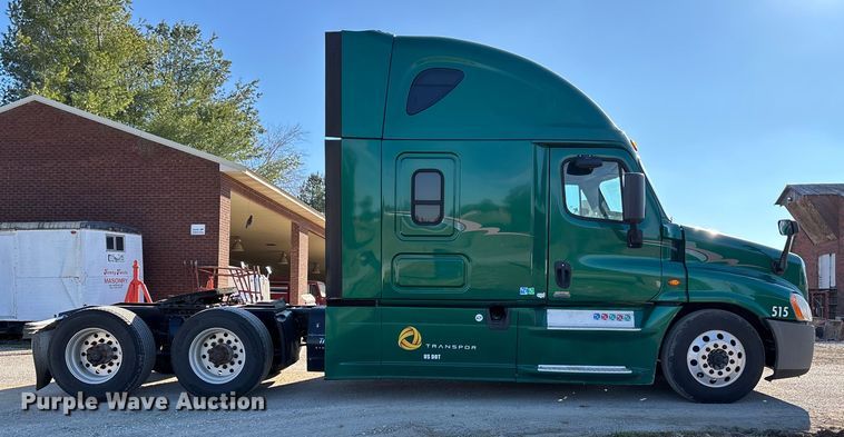 image for item DT0007 2016 Freightliner Cascadia semi truck