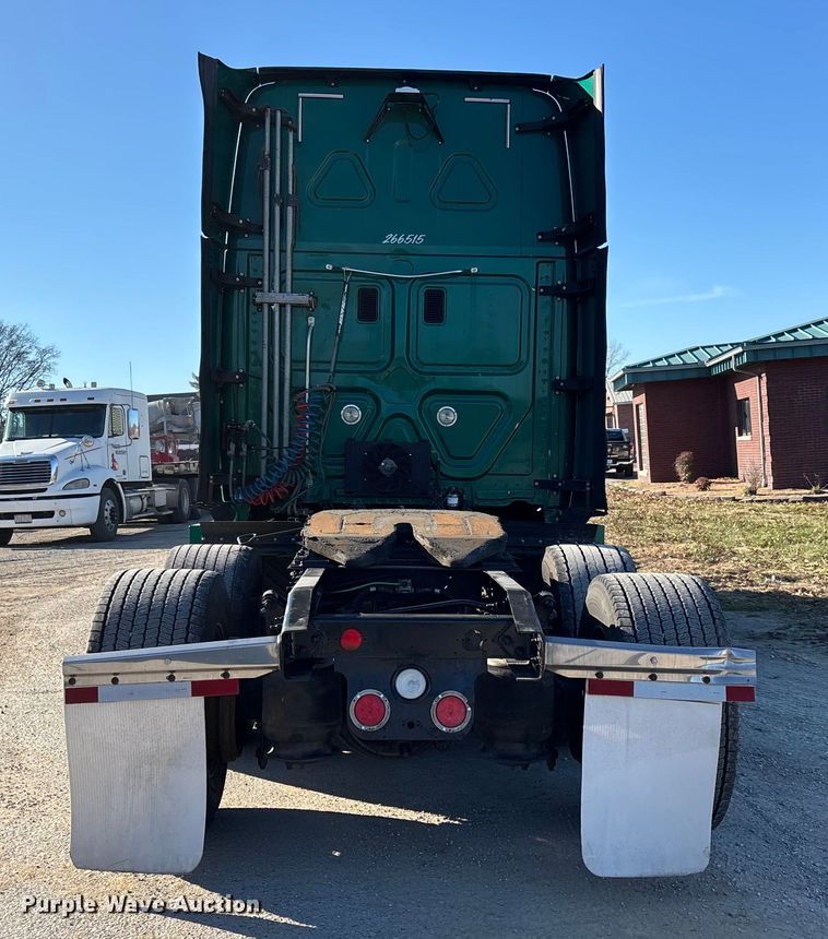 image for item DT0007 2016 Freightliner Cascadia semi truck