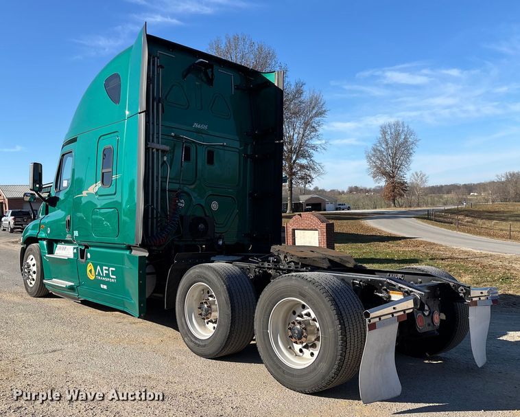 image for item DT0007 2016 Freightliner Cascadia semi truck
