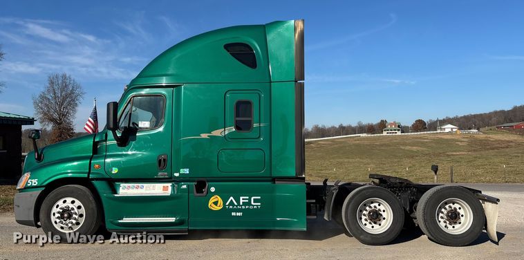 image for item DT0007 2016 Freightliner Cascadia semi truck