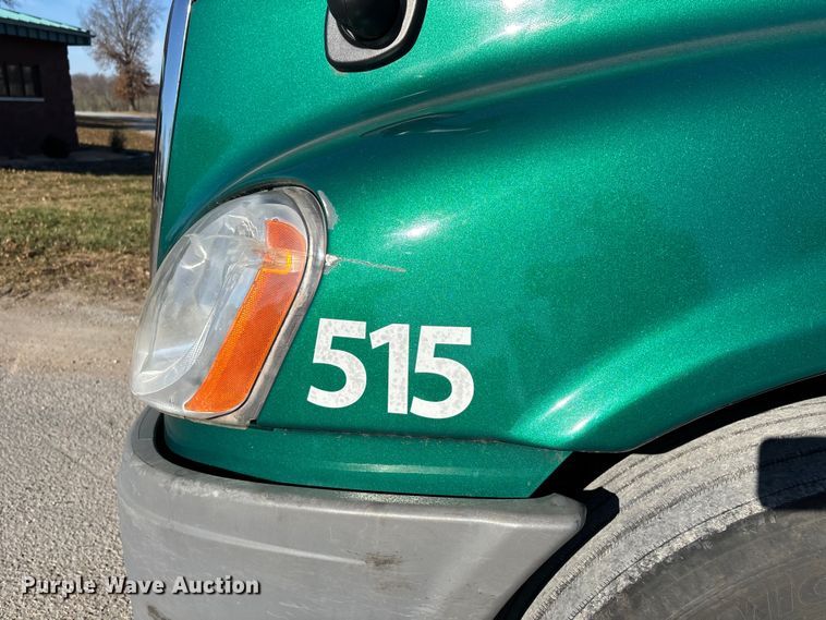 image for item DT0007 2016 Freightliner Cascadia semi truck