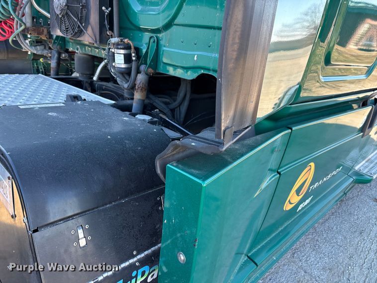 image for item DT0007 2016 Freightliner Cascadia semi truck