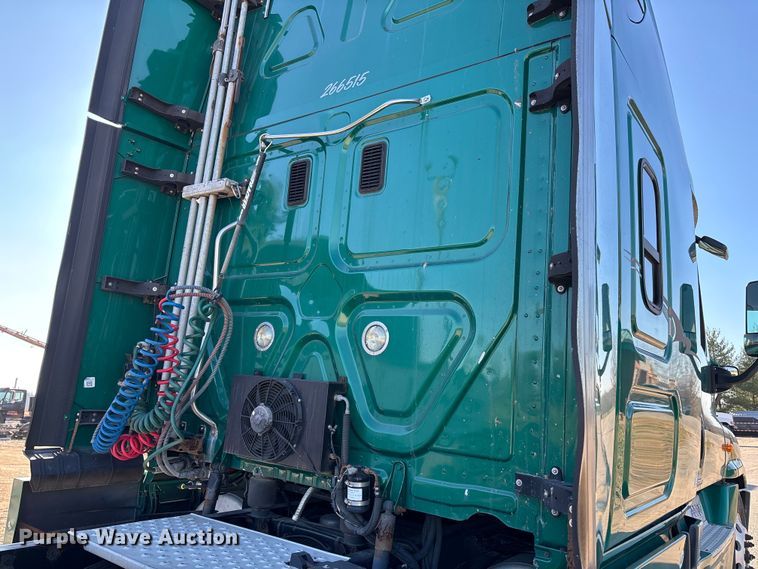 image for item DT0007 2016 Freightliner Cascadia semi truck