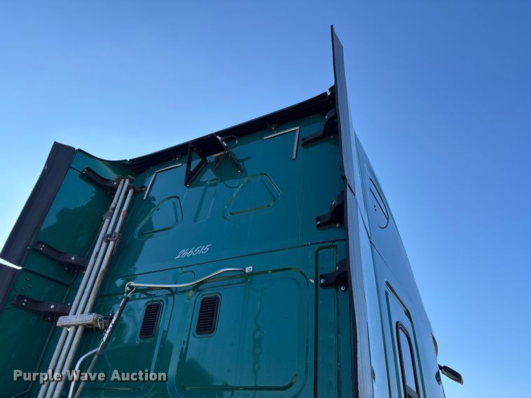 image for item DT0007 2016 Freightliner Cascadia semi truck